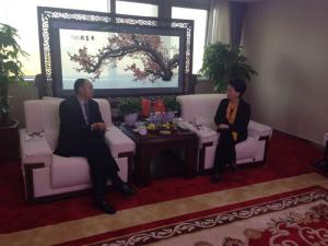 鄺遠平與河南省工商聯(lián)副主席、鄭州市工商聯(lián)主席薛景霞